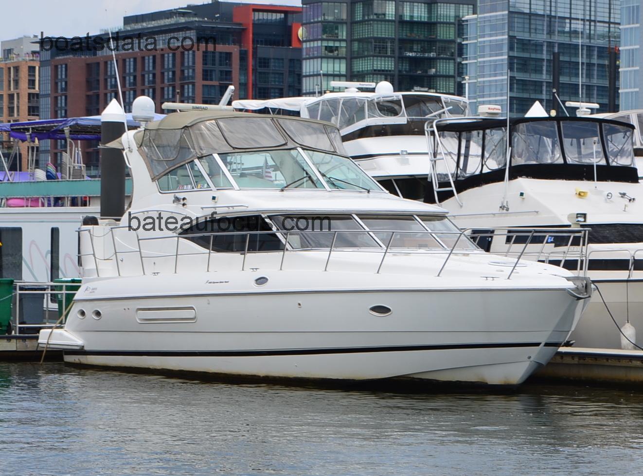 Cruisers Yachts 4450 Express Motoryacht avis et fiche technique 